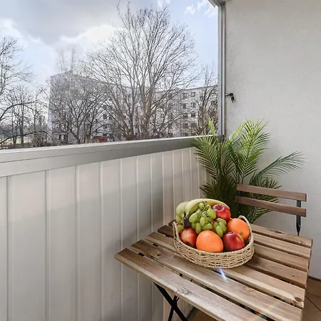 Lumina With Balcony In Apartment Warschau